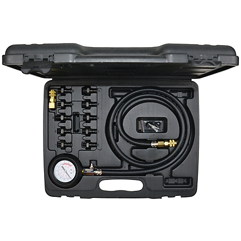 Schwarzer Werkzeugkasten mit Werkzeugen und einem Manometer. Der Kasten ist offen. Verschiedene Anschlüsse, Schläuche und Messinstrumente.